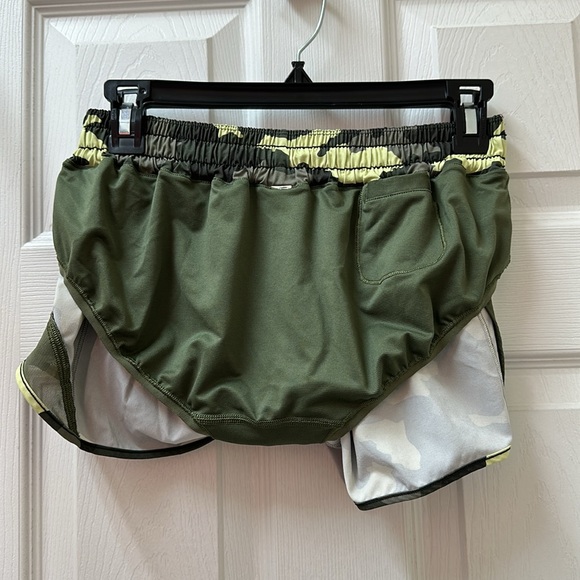 Lululemon Hotty Hot Low-Rise Short 2.5" - Picture 12 of 14